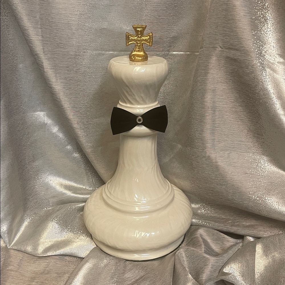 Chess king urn